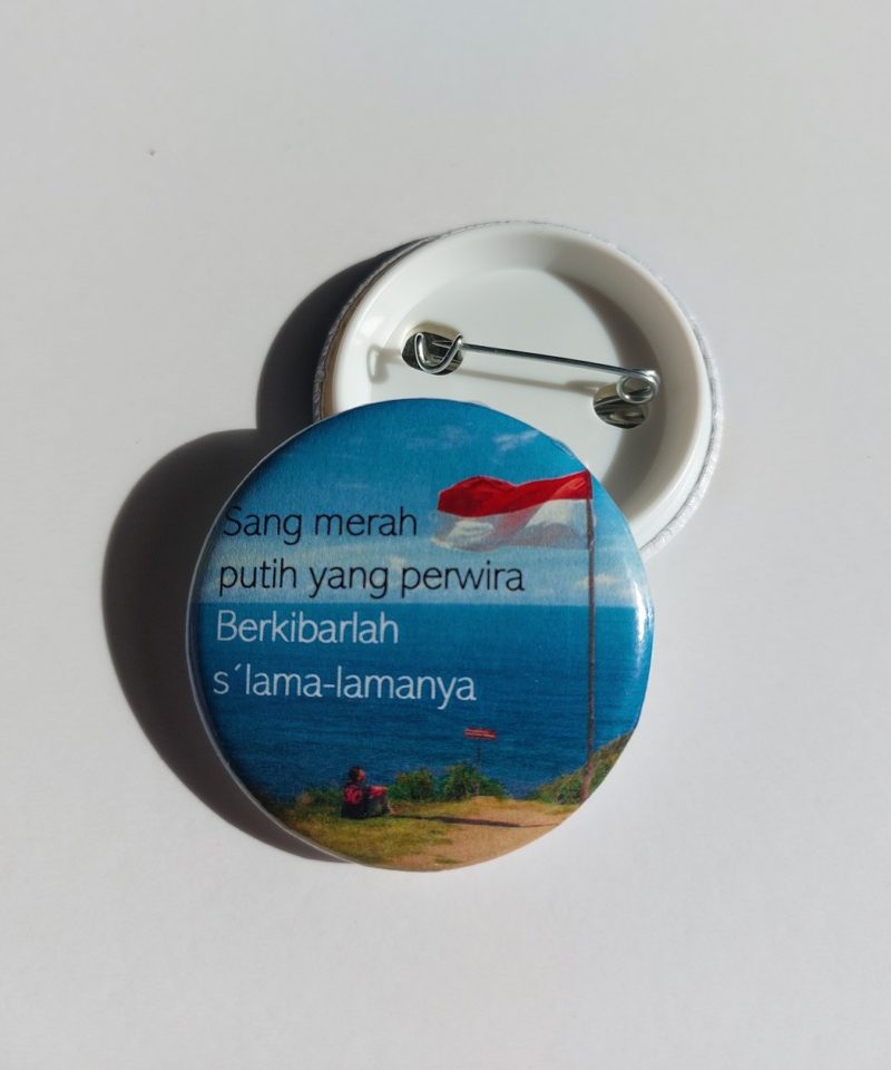 Pin #15 Bendera di tepi Laut