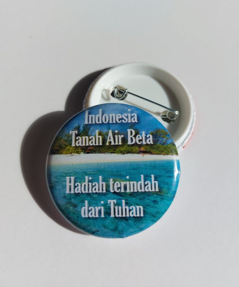 Pin #9 Pasir putih dan Laut biru