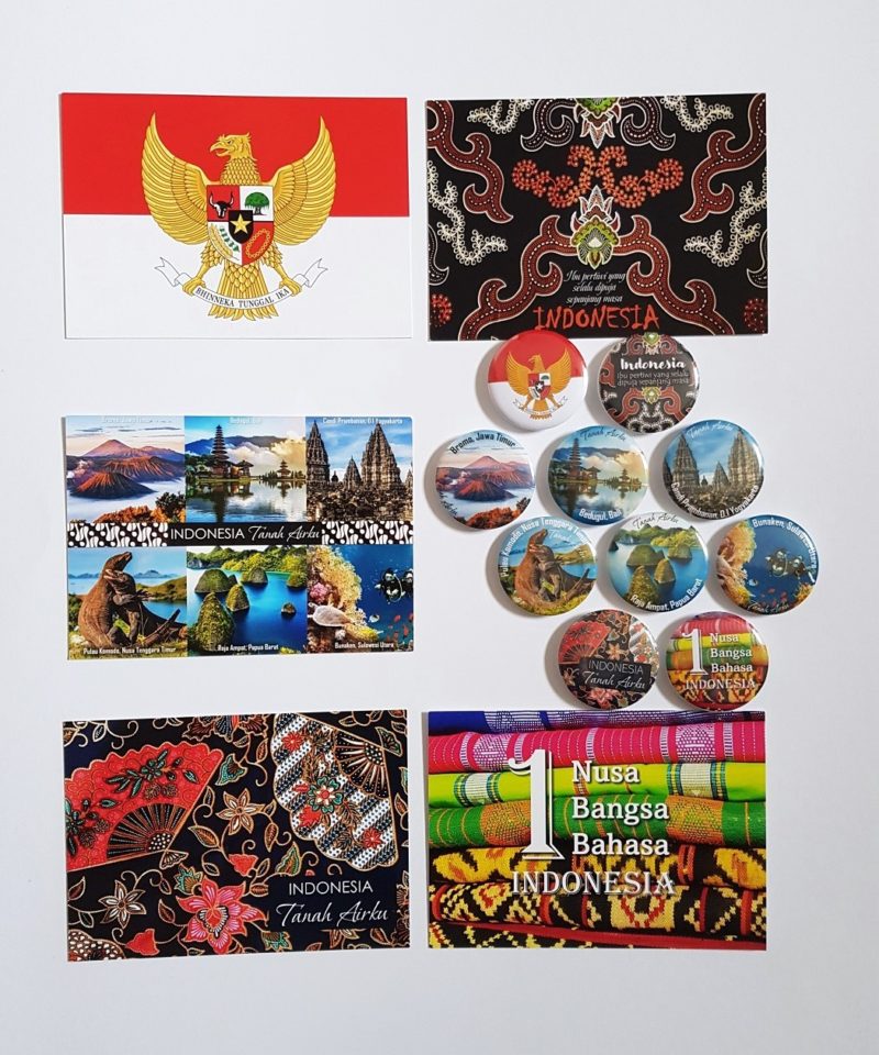 Postkarten und Pins mit verschiedenen indonesischen Motiven