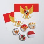 Postkarten und Pins mit indonesischen Motiven Flagge, Garuda Pancasila