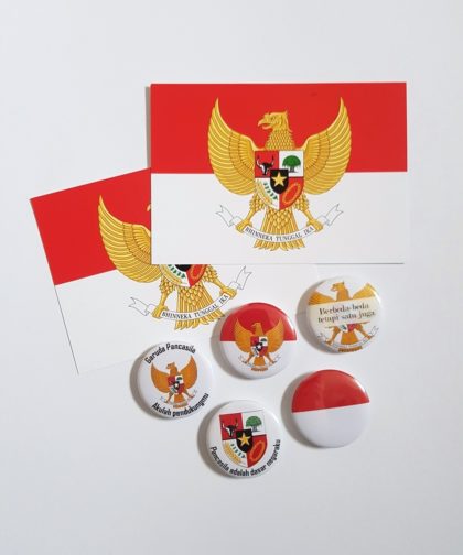 Postkarten und Pins mit indonesischen Motiven Flagge, Garuda Pancasila