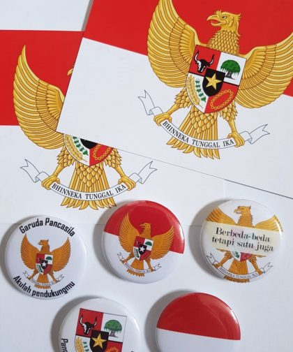 Postkarten und Pins mit indonesischen Motiven Flagge, Garuda Pancasila