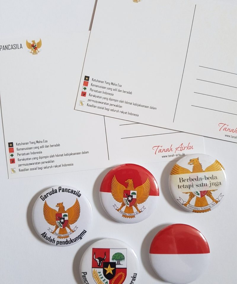 Postkarten und Pins mit indonesischen Motiven Flagge, Garuda Pancasila